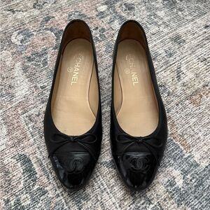 Chanel Ballerina Flats in Black Lambskin/Patent Captoe